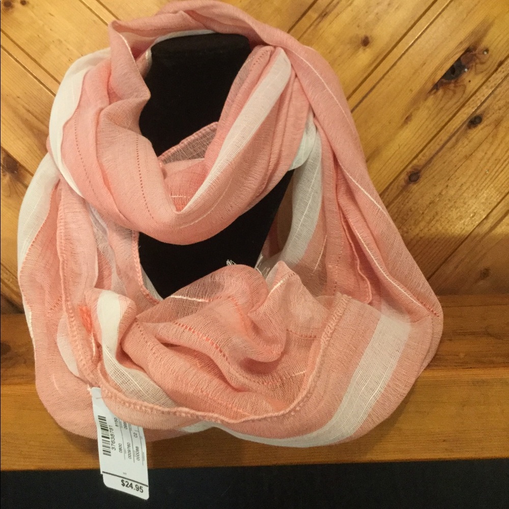 Lightweight soft scarf.